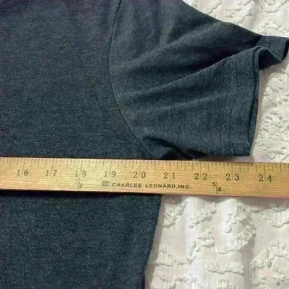 UNTUCKit Men’s Medium Gray V-Neck Short Sleeve T-Shirt - Picture 4 of 7